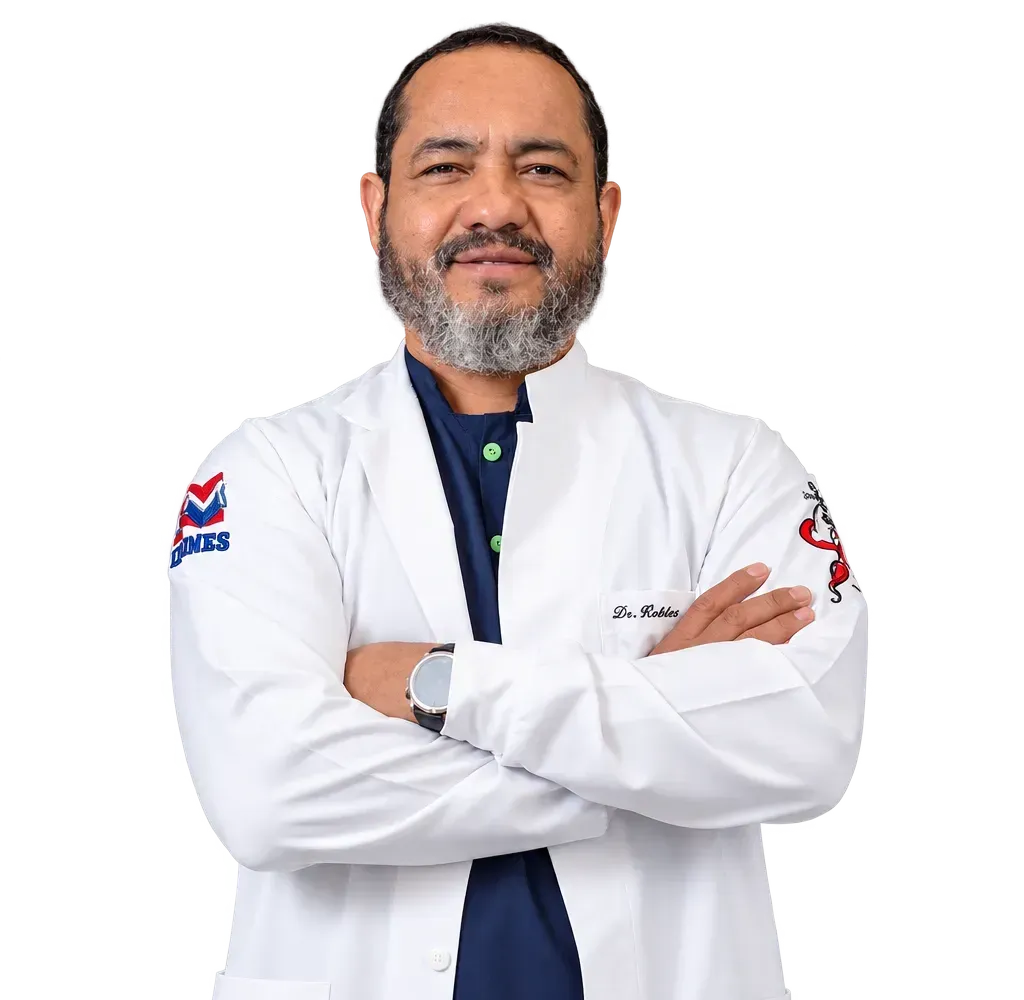 Dr. Cristián Orlando Romero M., fundador de Saludental, con bata blanca