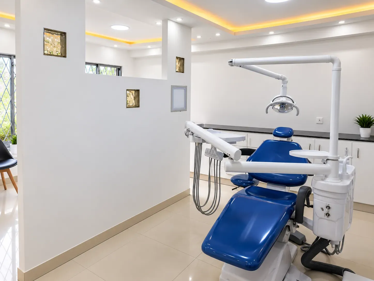 Consultorio con sillón dental en la sede Quito de Saludental