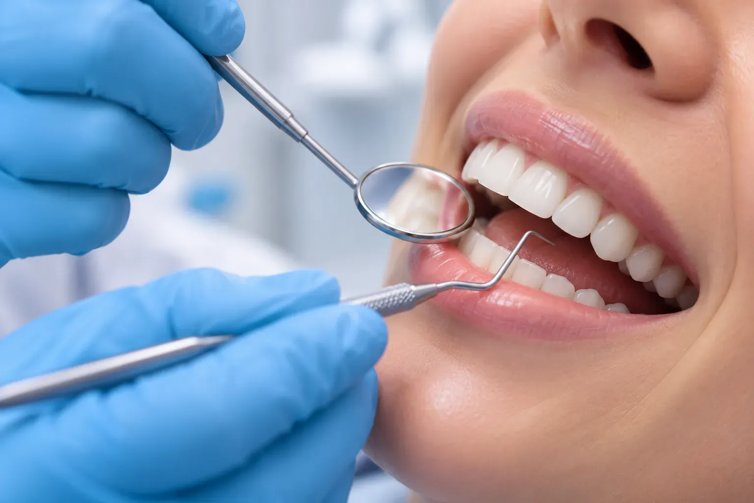Paciente sonriendo durante una revisión preventiva