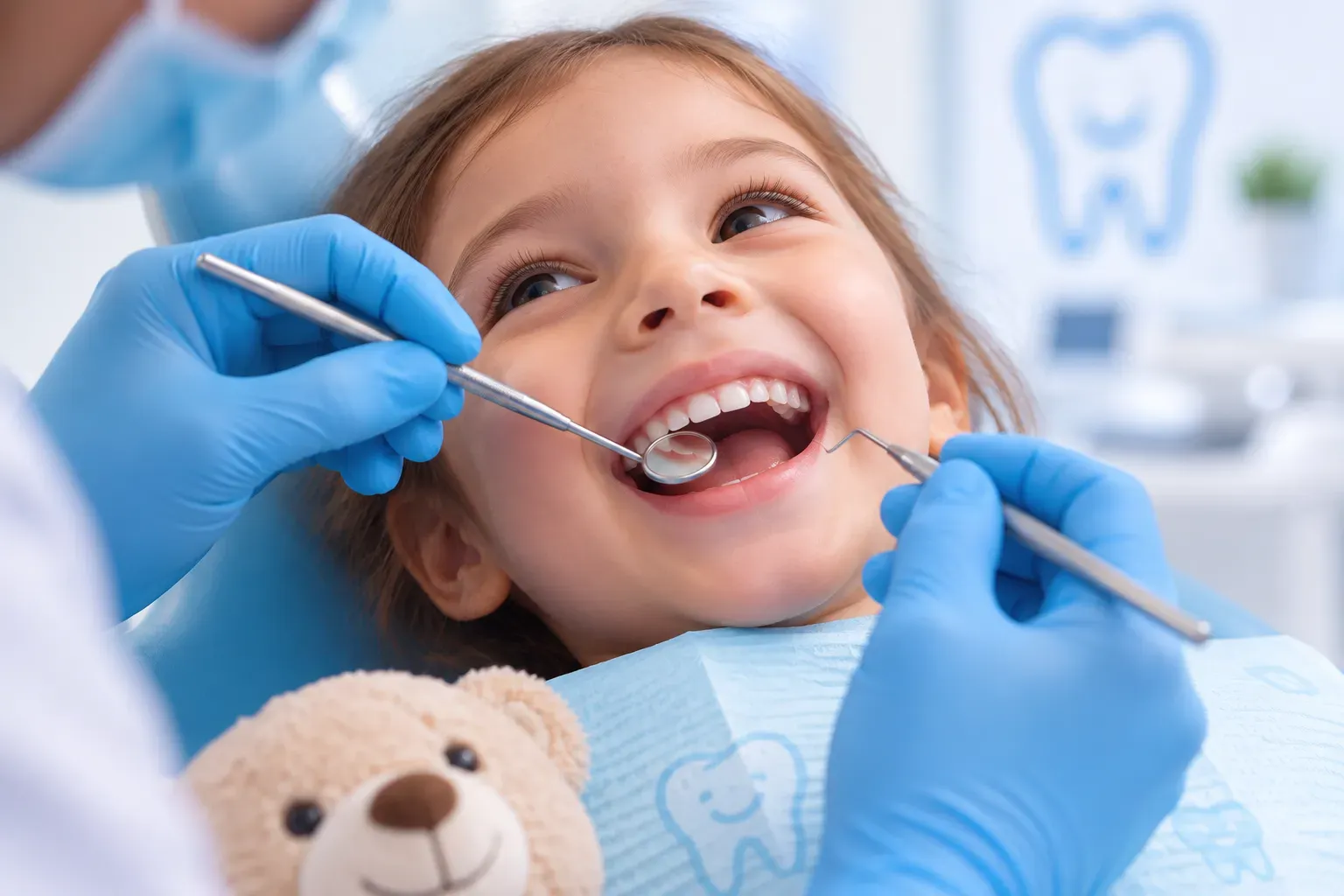 Niño sonriendo en la consulta dental